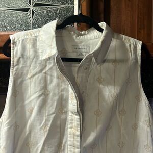 White linen sleeveless dress. Button collar.